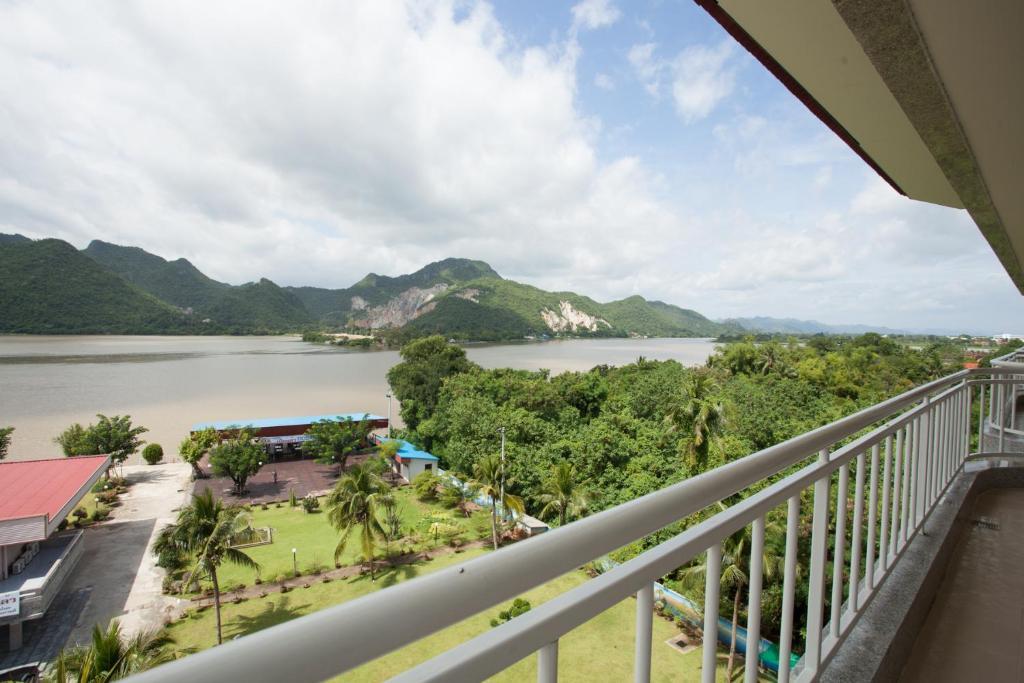 Hotel Kan Kanchanaburi City Room photo